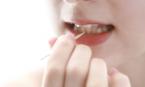 Vệ sinh răng miệng bằng tăm xỉa răng, chỉ nha khoa hay tăm nước?